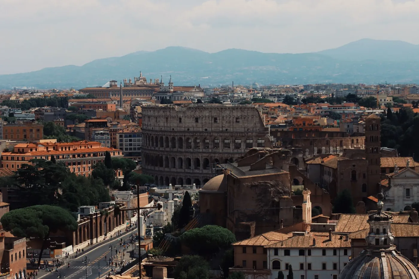 El Coliseo y los tejados de Roma al atardecer