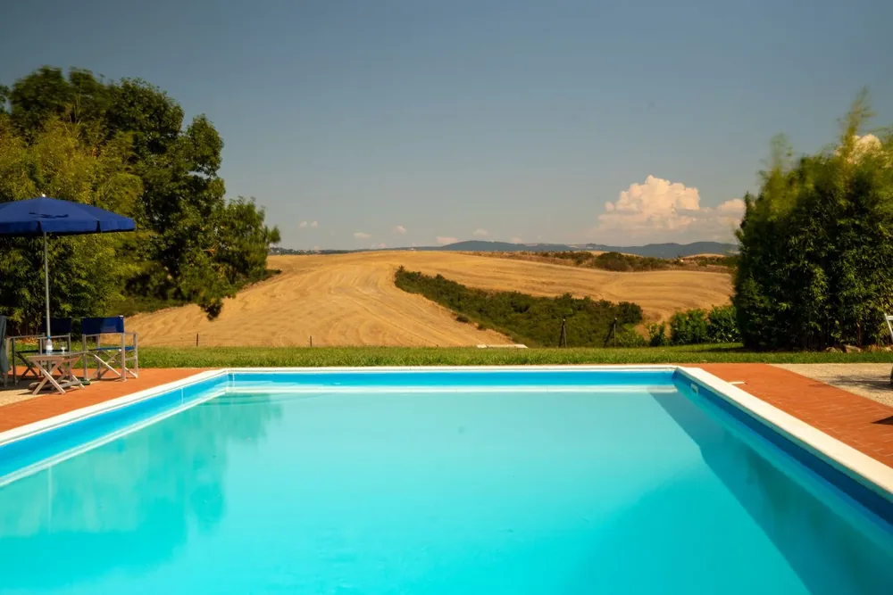 Villa italiana con piscina rodeada de cipreses